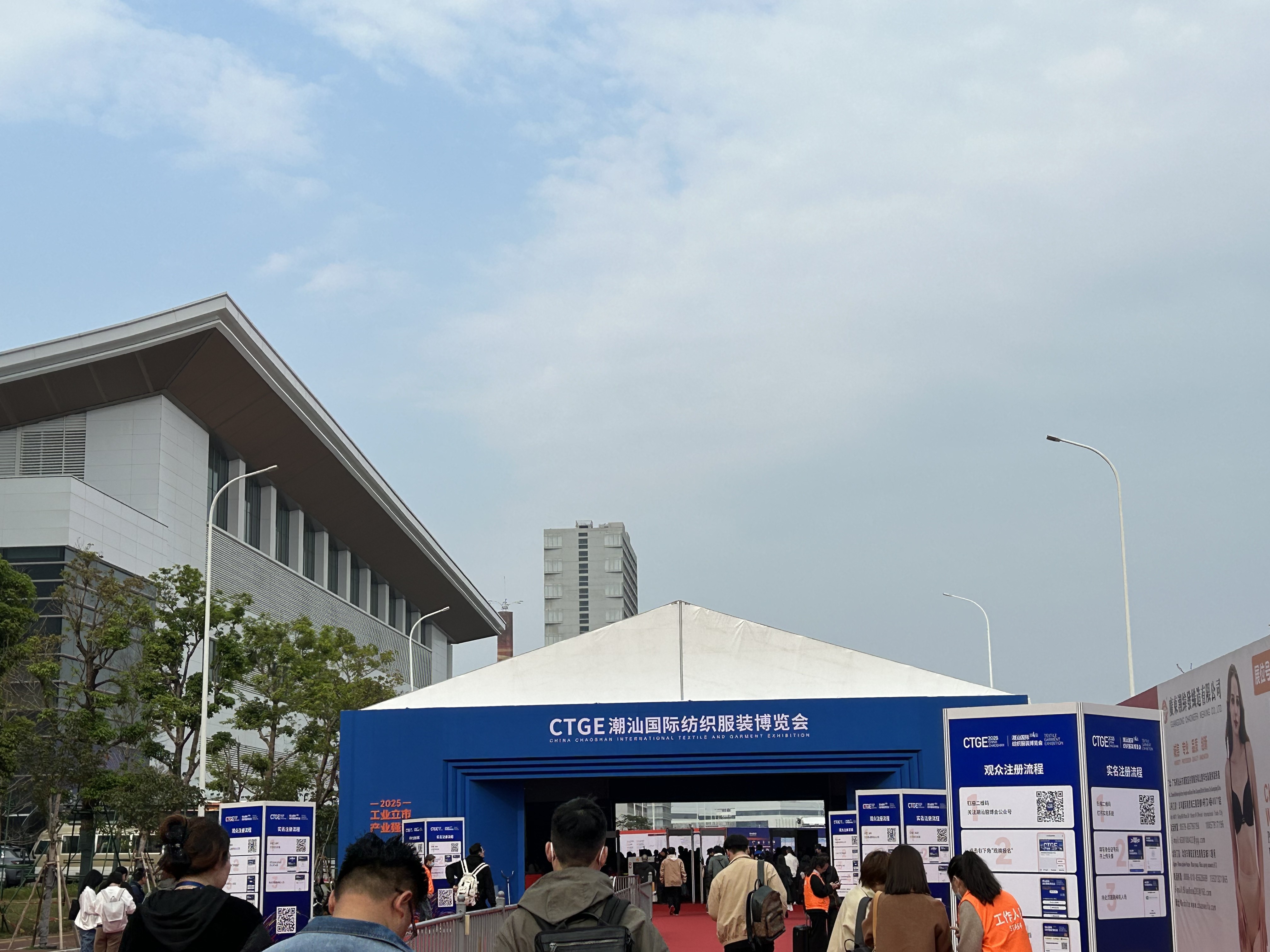 Últimos blogs de la empresa sobre Qingdao X-C Packaging Printing Co., Ltd. brilla en la Expo de Moda de Shantou con el popular embalaje compuesto de papel Solut